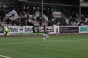 Brinder Singh stormer mot hjemmefansen etter å ha skåret seiersmålet mot Bryne ni minutter på overtid. Foto: Sigurd Rød-Knudsen