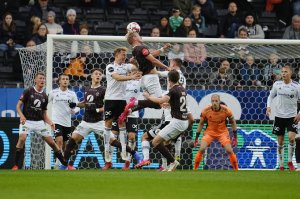 Det ble en hard kamp med mange dueller på Lerkendal søndag. Foto: Ole Martin Wold / NTB