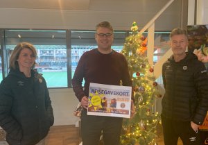 Hovedpremievinner Stian Nedberg, flankert av Berenike Wulfsberg og Vegard Hansen, MIF Fotball.