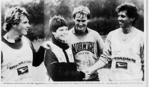 En ung Vegard Hansen får hilse på Norwich' toppskårer Keith Bertschin mens Åge Hareide ser på i bakgrunnen og Chris Woods holder hånda på skulderen til den unge gjesten fra Norge.