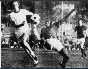 Saihou Sarr i debuten mot Viking 8. august 1976.