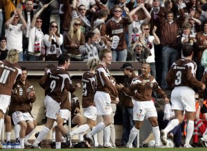 God stemning på sidelinja da Adrian Paul satte inn 1-0 mot Åmot.