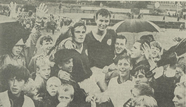 Jan Erik Holmen og Torbjørn Loe på gullstol etter 1-0 over Strømsgodset i cupen i 1967. Faksimile: DT-BB 14.08.67