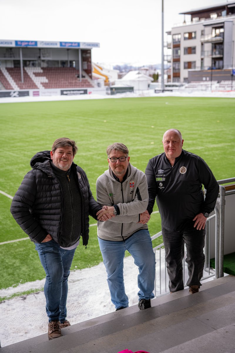 Felles grunnverdier er beskrivende både for Mjøndalen Toppfotballs Ronny Johnsen (til venstre), Espen Eriksen fra Kiwi og daglig leder Svein Erik Gevelt i Mjøndalen Idrettsforening. Foto: Stine-Marie Myklemyr.