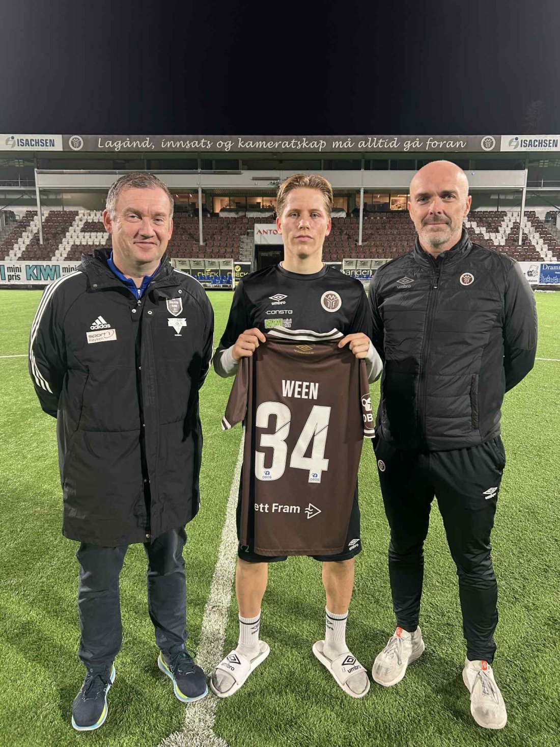 Linus Ween flankert av Thomas Rustad fra ROS til venstre og akademisjef Morten Mundal til høyre.