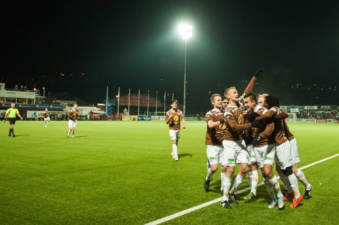 Scroringsjubel i kvalik-kampen mot Brann i 2014. Mjøndalen rykket opp etter 4-1 sammenlagt.
