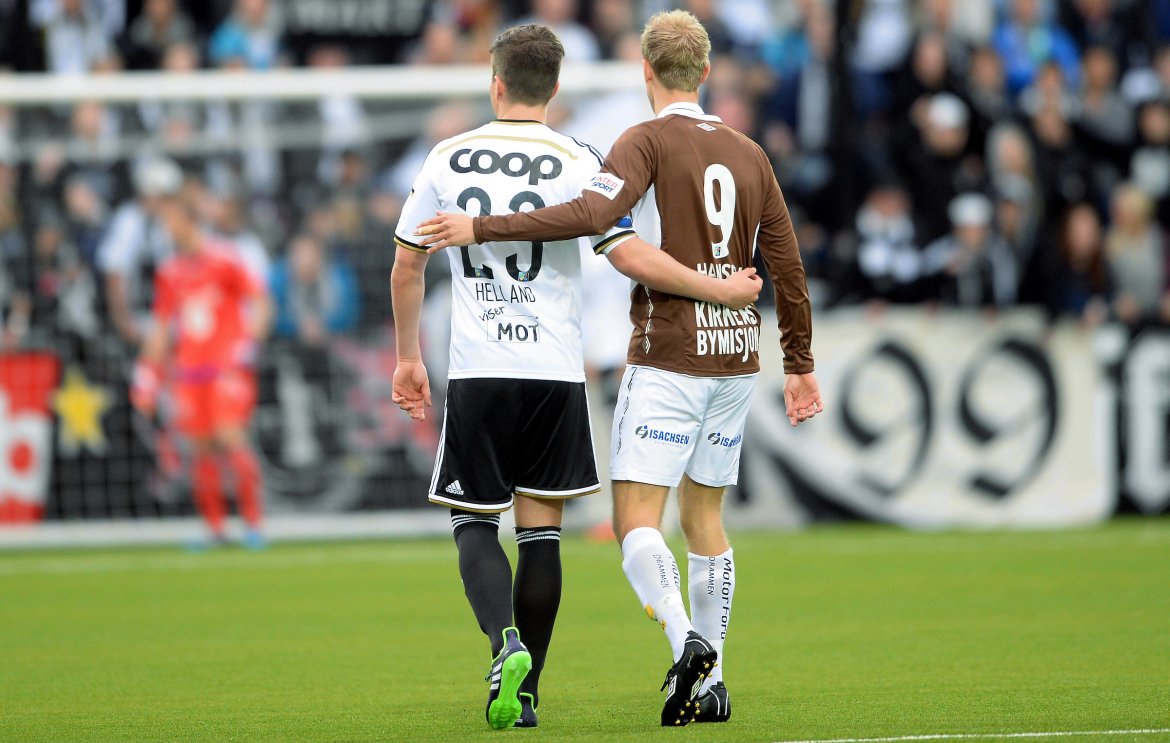 Hansen og Helland i broderlig passiar under kampen mot Rosenborg i 2015. Kampen endte 3-2 til MIF etter at Mads Hansen satte det første MIF-målet.