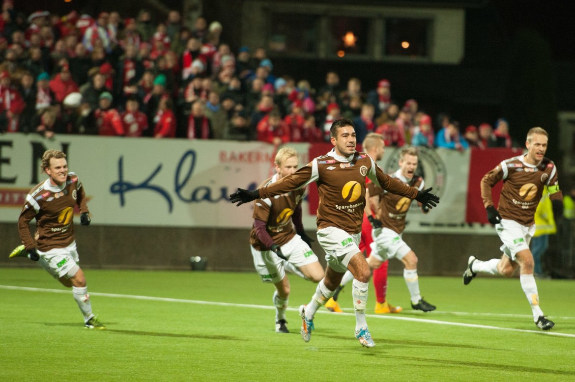 Seieren som sikret opprykket i 2014. Kaptein Mads Hansen jubler med lagkameratene.