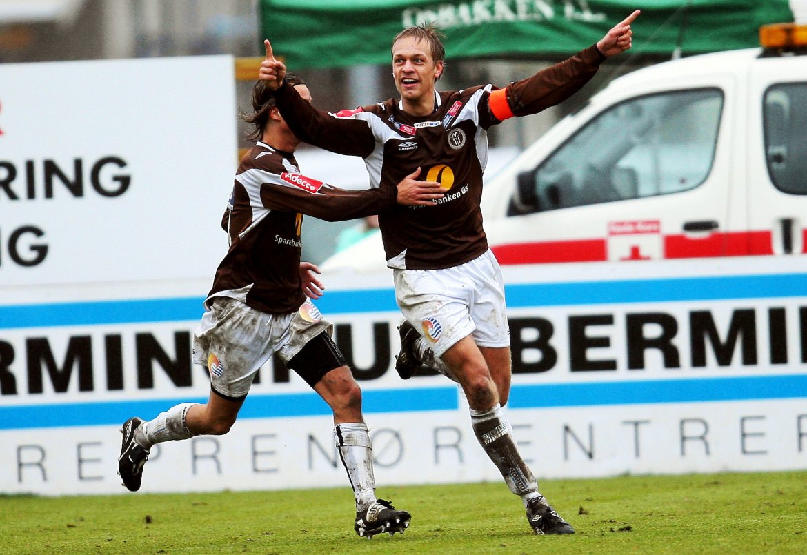 Årets mål 2009. Mads Hansen tråklet seg gjennom et helt Hønefoss-lag før han scoret. Seieren sikret samtidig plassen i 1. divisjon.