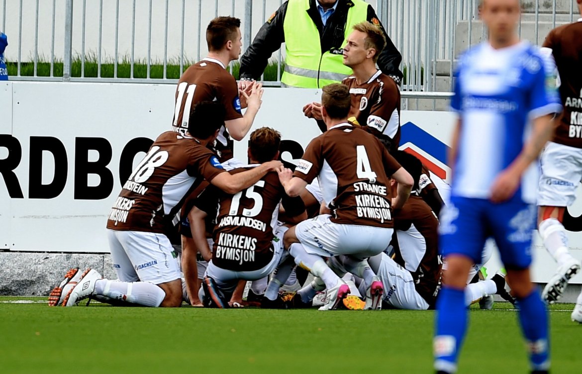 En av mange snodige målfeiringer på Isachsen stadion. Her mot Sarpsborg 08 i 2015.