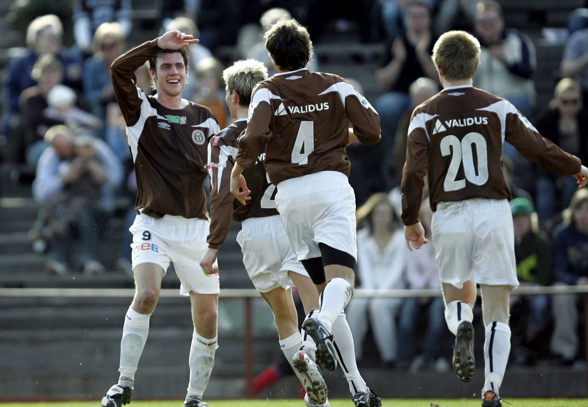 Vegard Dokken jubler for 2-1-scoringen mot Åmot.