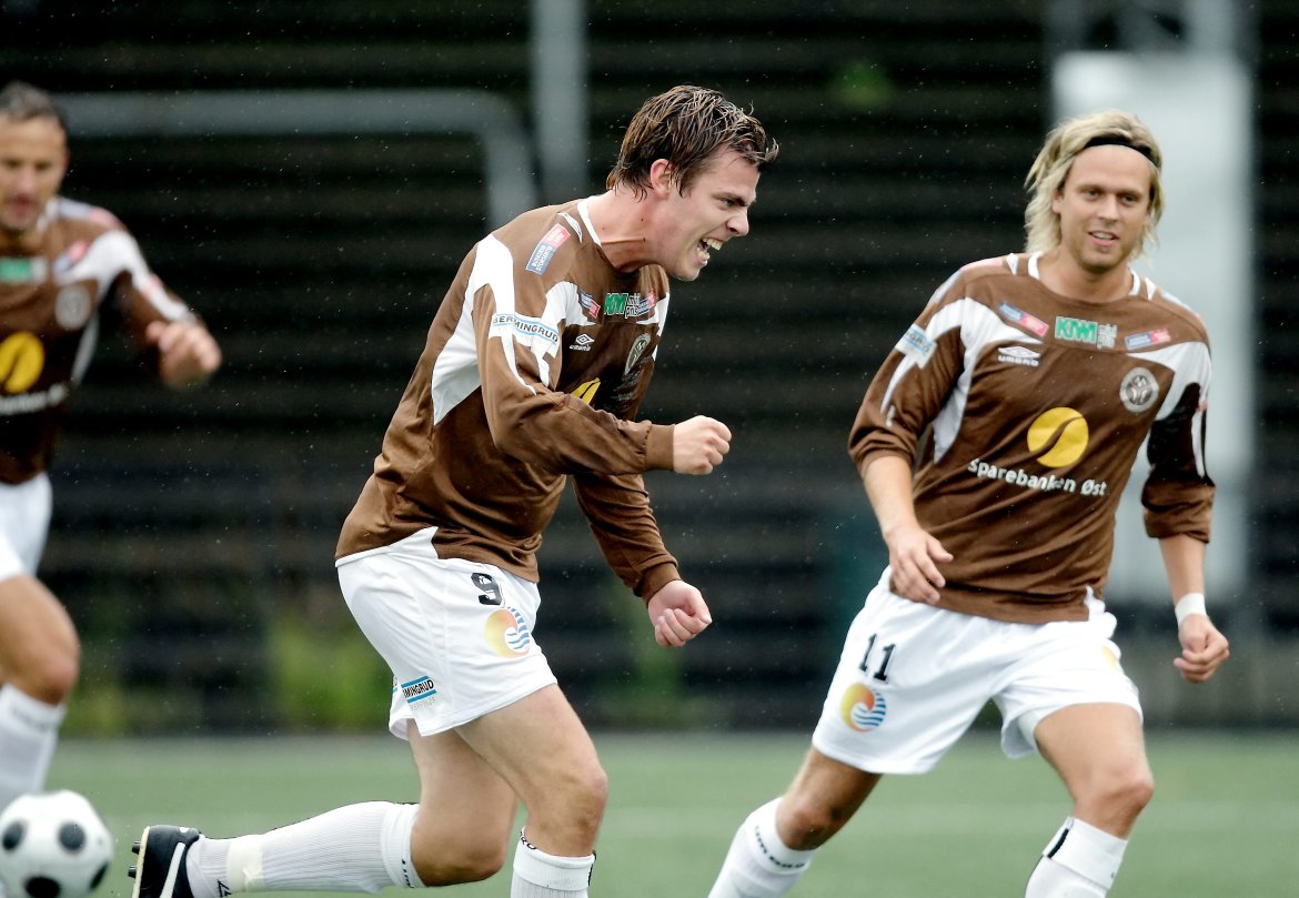 Vegard Dokken jubler for scoring. Til høyre: Anders Ekholdt