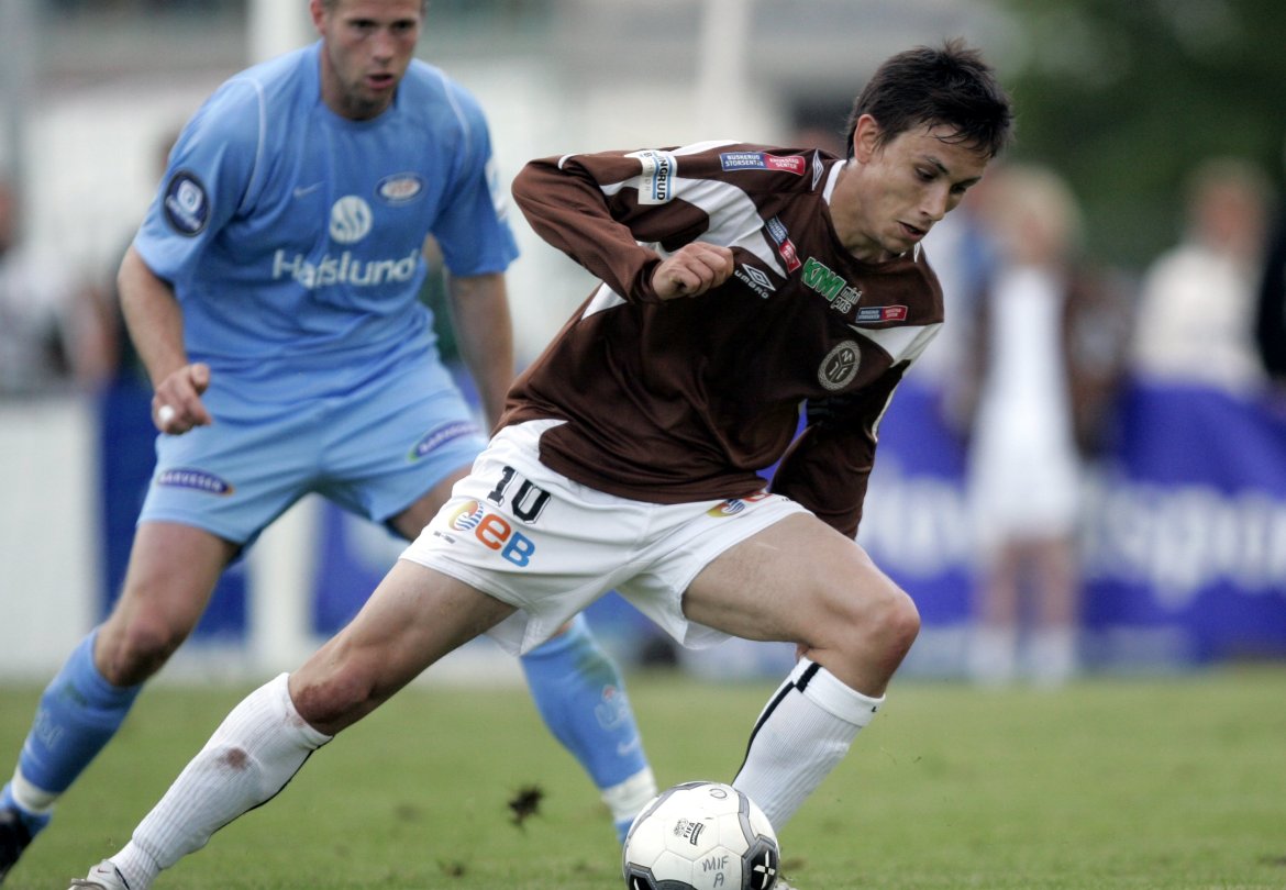 Rudi Holloman vender vekk Vålerengas Kjetil Wæhler.