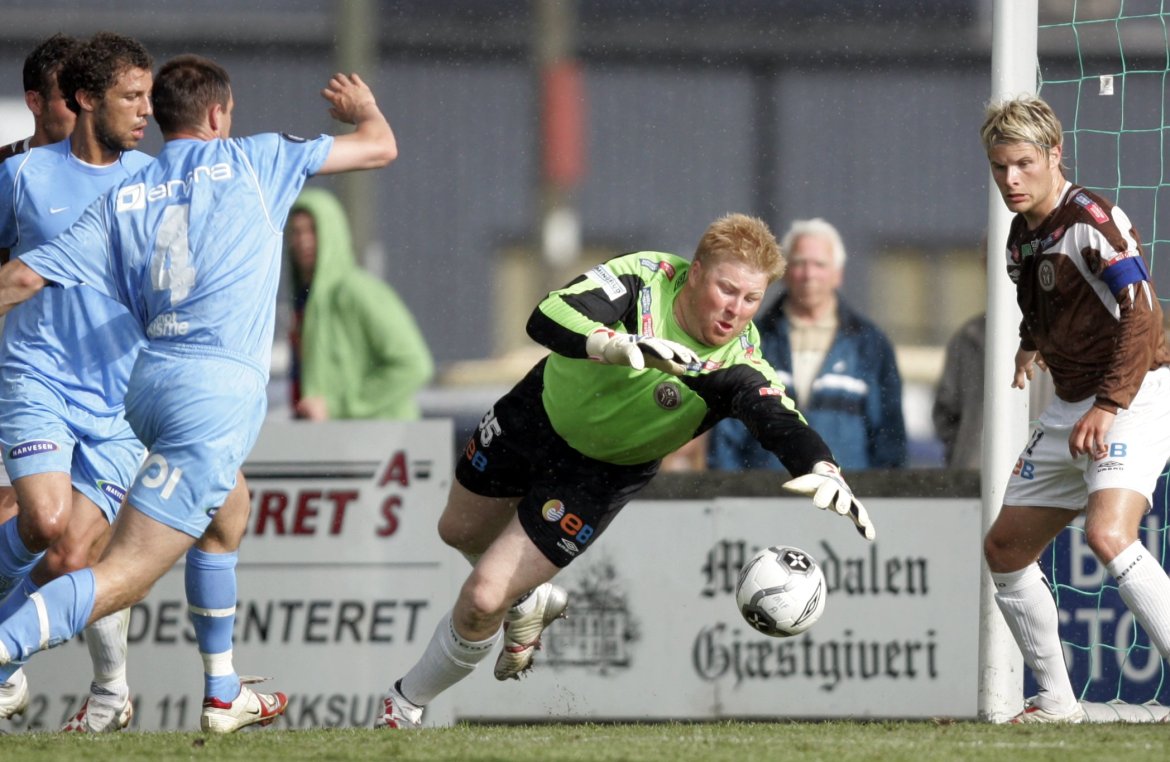 Thor Christian Nilsen med ett av sine tigersprang i NM-kampen mot VIF. Freddy Dos Santos (t.v) og Jonas Kortgaard (t.h) følger spent med.