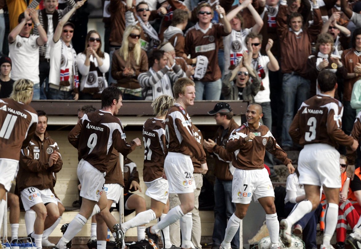 God stemning på sidelinja da Adrian Paul satte inn 1-0 mot Åmot.