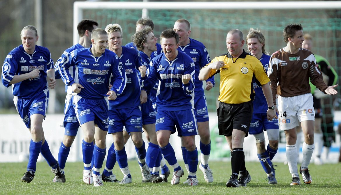 Åmot jubler etter å ha snudd kampen på Nedre Eiker stadion i serieåpninga i 2007.