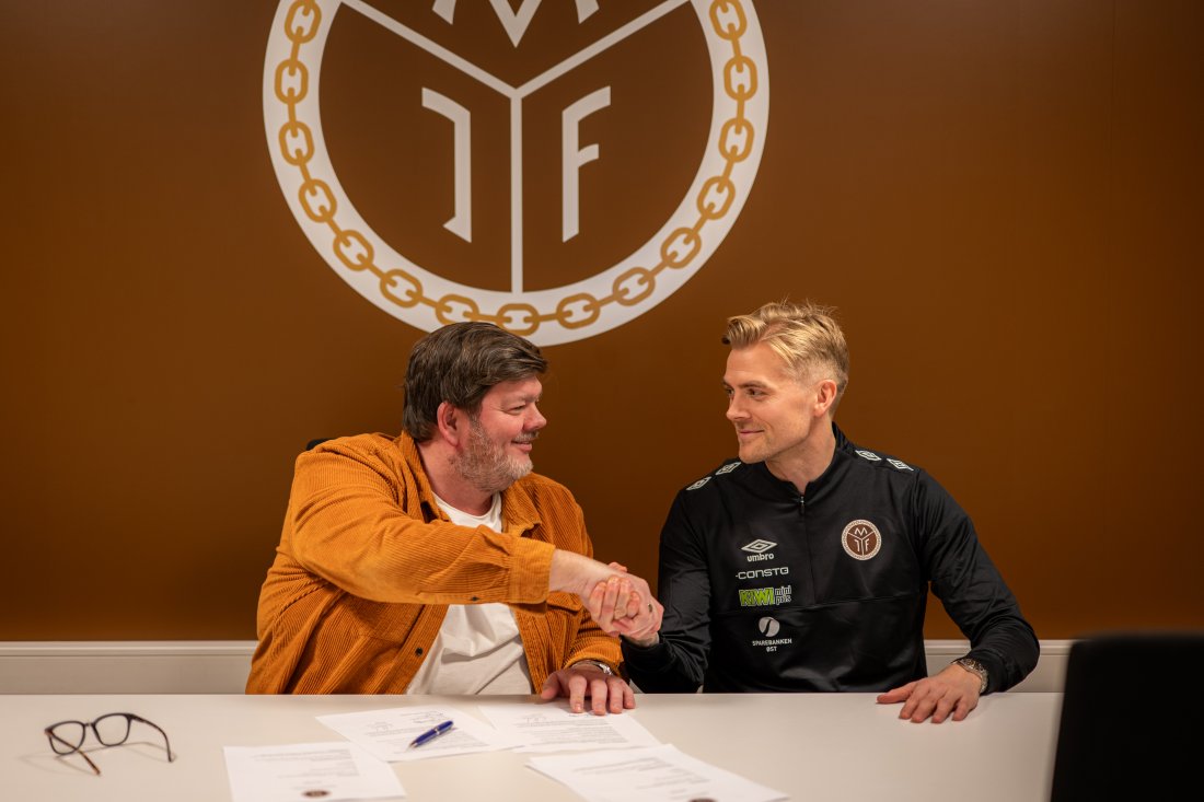 God stemning da Eirik Ulland Andersen skrev under kontrakt tirsdag.<br />FOTO: Stine-Marie Myklemyr