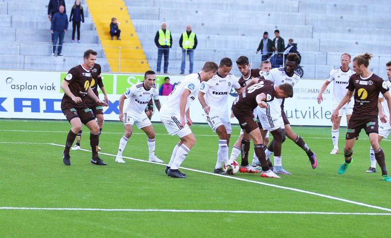 Her hælsparker Hellum inn vinnermålet i det 94. spilleminutt. Foto: Digitalsport