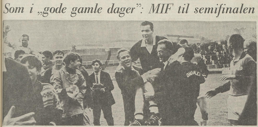 John Olsen bæres på gullstol av fotballformann Helge Clausen og kasserer Thorbjørn Andreassen etter at Olsen skåret et av målene som sendte bruntrøyene til semifinalen i 1968. Faksimile: DT-BB 02.09.68